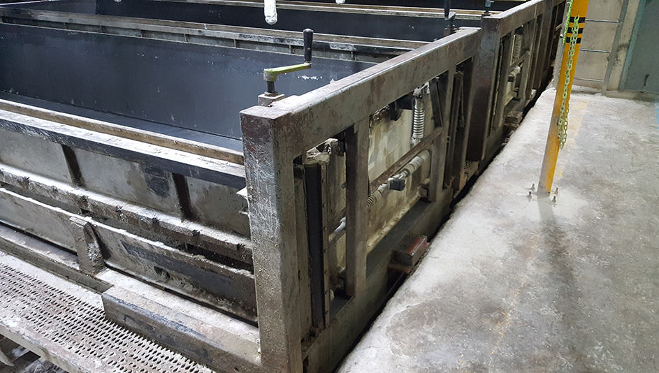 Manual Adjustment Of The Movable Back Doors Of Aac Moulds